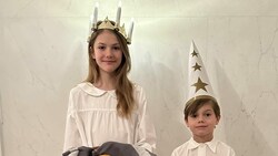 Prinzessin Estelle ist die Lichterkönigin Lucia im schwedischen Königshaus, ihr kleiner Bruder, Prinz Oscar, trägt den Hut des Sternenjungen. (Bild: Kungahuset/Kronprinzessin Victoria)