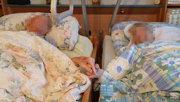 Berta Z. és férje súlyos demenciában szenved. Gyakran kéz a kézben alszanak el. A család méltóságteljes öregkort szeretne nekik otthon biztosítani. (Bild: zVg, Krone KREATIV)