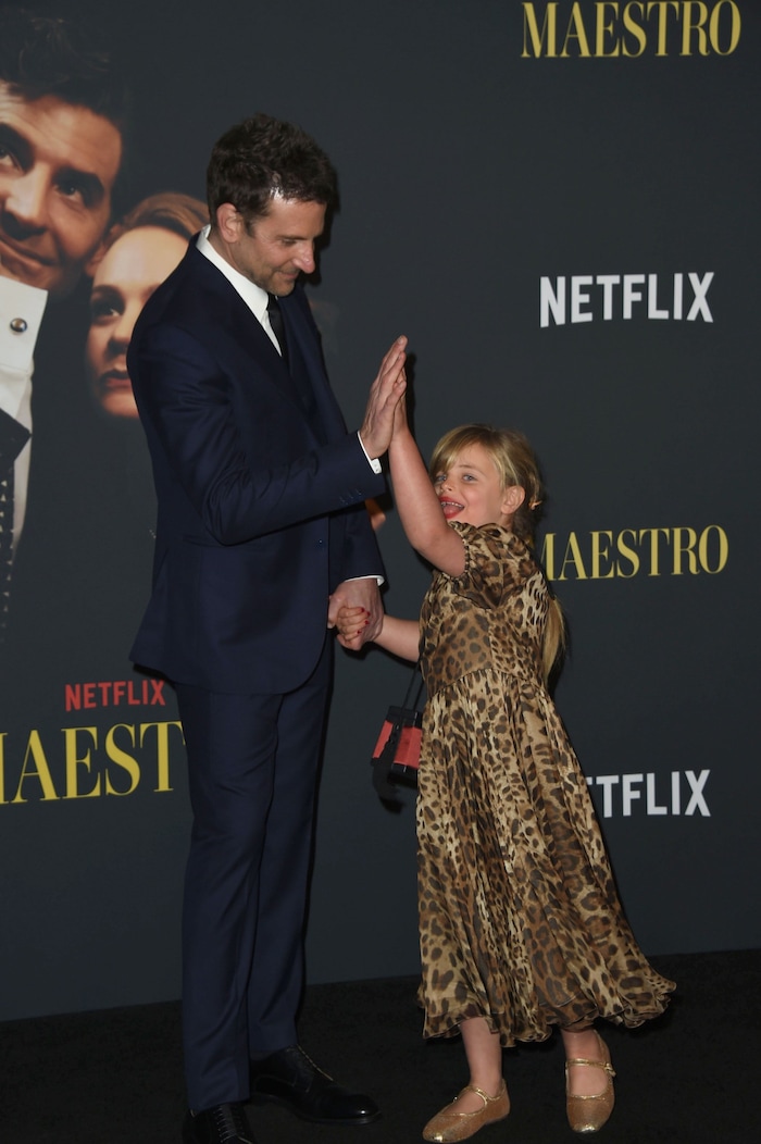 Die Sechsjährige begleitete ihren Papa auch zur Premiere des Films „Maestro“ im Dezember 2023.