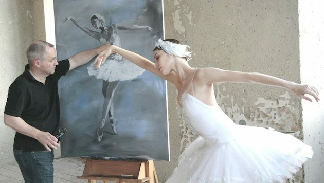 Leo Stopfer bei der Arbeit. Die Gemälde entspringen einem Prozess mit der Tänzerin. (Bild: Leo Stopfer)