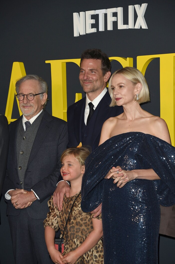 Die kleine Lea posiert auch mit Steven Spielberg und Carey Mulligan.(