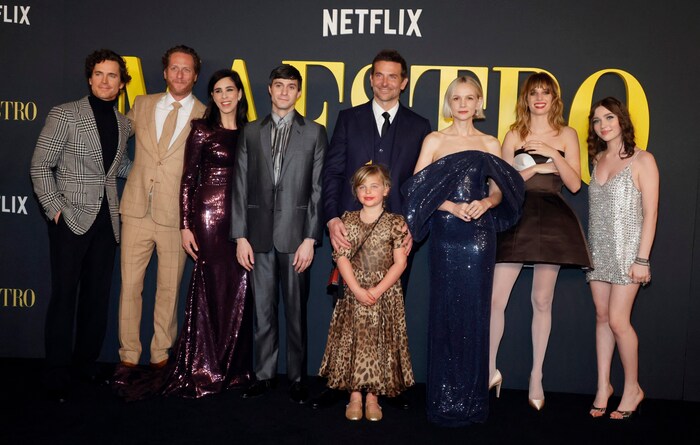 Das Cast ovn „Maestro“‘ ist ganz entzückt von Coopers süßer Tochter.