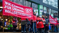 Ein Warnstreik der GPA auf der Wiener Mariahilfer Straße (Bild: APA/GEORG HOCHMUTH)