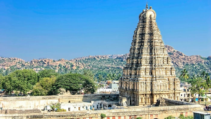 Der berühmte Virupaksha-Tempel in der Affen-Stadt Hampi. Viele Bewohner sind nach dem Affen-Gott ...
