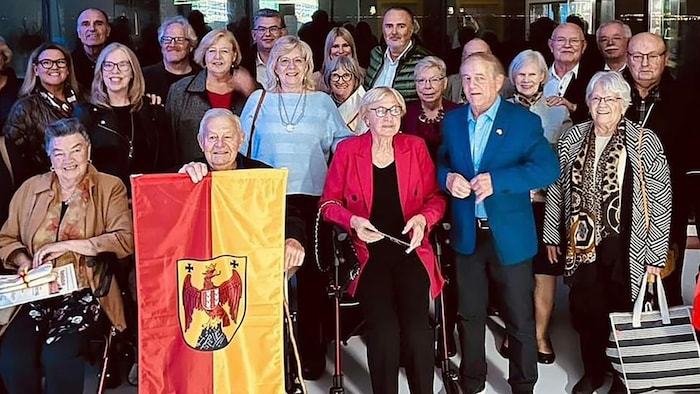 Landeshauptmann Hans Peter Doskozil mit den Mitgliedern des Burgenländer Clubs rund um Präsident ...