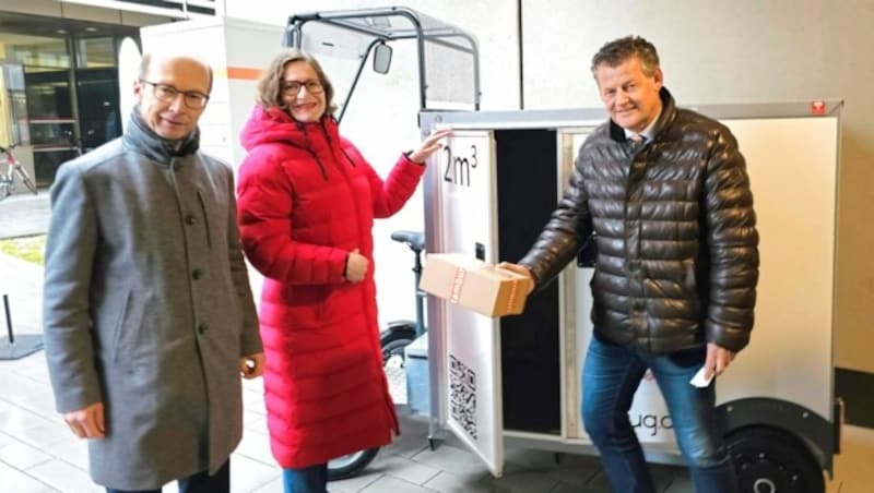 Christian Scheider, Constance Mochar und Paul Brandstätter von Veloce bei einem Paketkasten. (Bild: Christian Tragner)