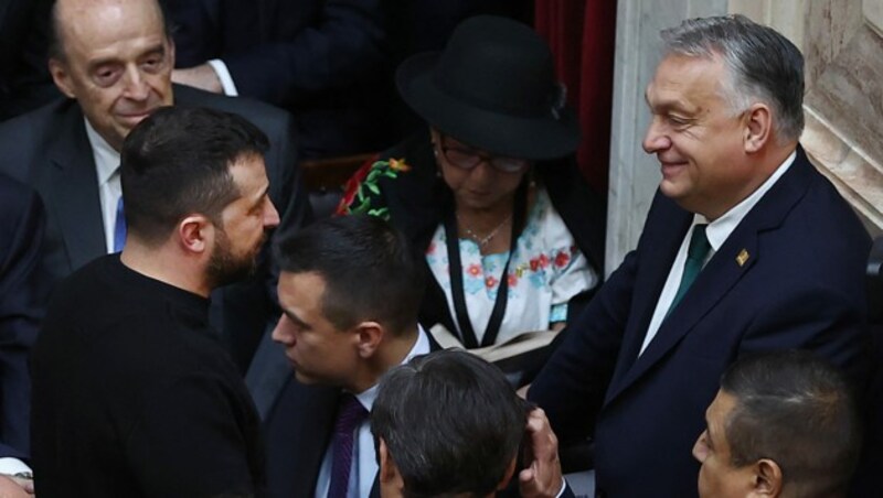 Der ukrainische Präsident Selenskyj (li.) und Orban trafen sich kürzlich in Argentinien - es kam zu einer hitzigen Debatte. (Bild: APA/AFP/ALEJANDRO PAGNI)