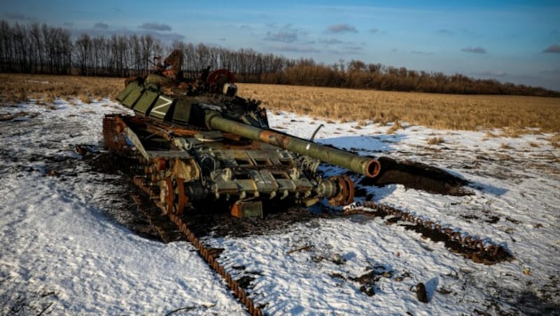 Einer von Tausenden russischen Panzern, die im Angriffskrieg gegen die Ukraine bereits zerstört wurden. (Bild: APA/AFP/ANATOLII STEPANOV)