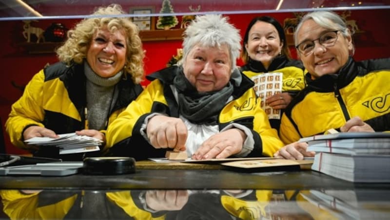 Ingrid Quirico, Andrea Kofler, Renate Rebhandl und Doris Neuhofer (v. links) stempeln Tausende Christkind-Briefe pro Tag (Bild: Wenzel Markus)