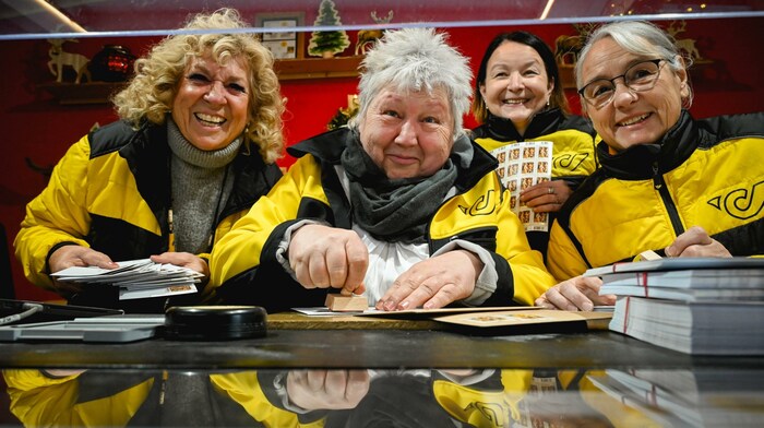 Ingrid Quirico, Andrea Kofler, Renate Rebhandl und Doris Neuhofer (v. links) stempeln Tausende Christkind-Briefe pro Tag