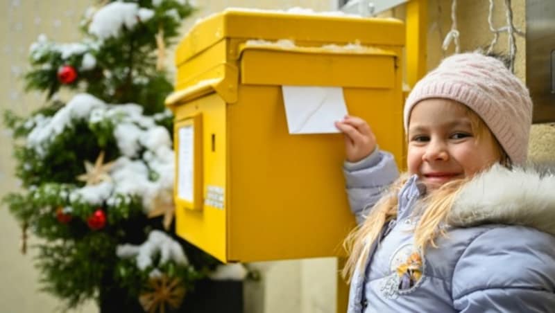 Maria (5) hat als Tochter des Christkindlwirts natürlich ihren Brief schon eingeworfen. (Bild: Wenzel Markus)