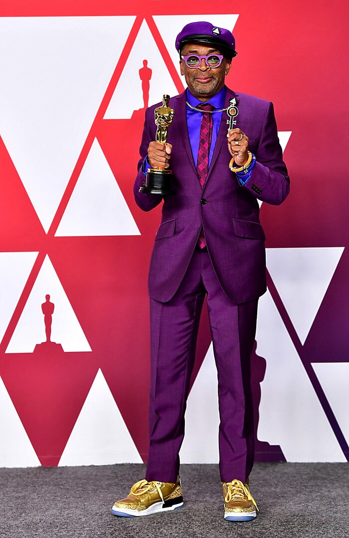 Spike Lee mit seiner Oscar-Statue und goldenen Schuhen