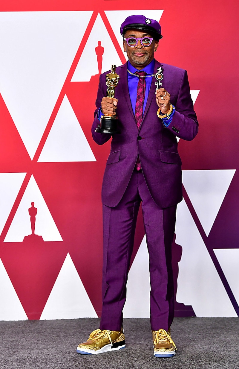 Spike Lee mit seiner Oscar-Statue und goldenen Schuhen (Bild: APA/AFP/FREDERIC J. BROWN)