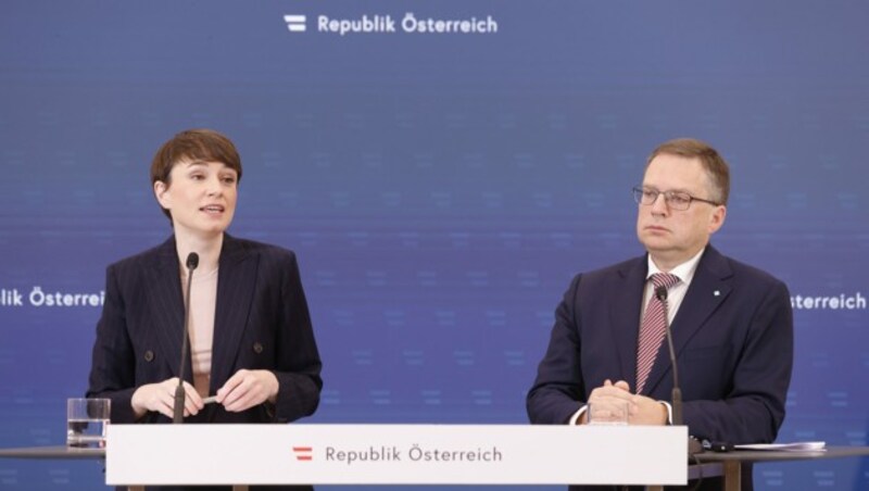 Grüne-Klubchefin Sigi Maurer und ÖVP-Klubobmann August Wöginger beim Pressefoyer nach einer Sitzung des Ministerrates am Mittwoch (Bild: APA/BUNDESKANZLERAMT/REGINA AIGNER)