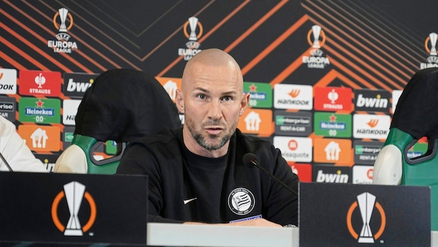 Christian Ilzer bei der Pressekonferenz in Portugal. (Bild: Sepp Pail)