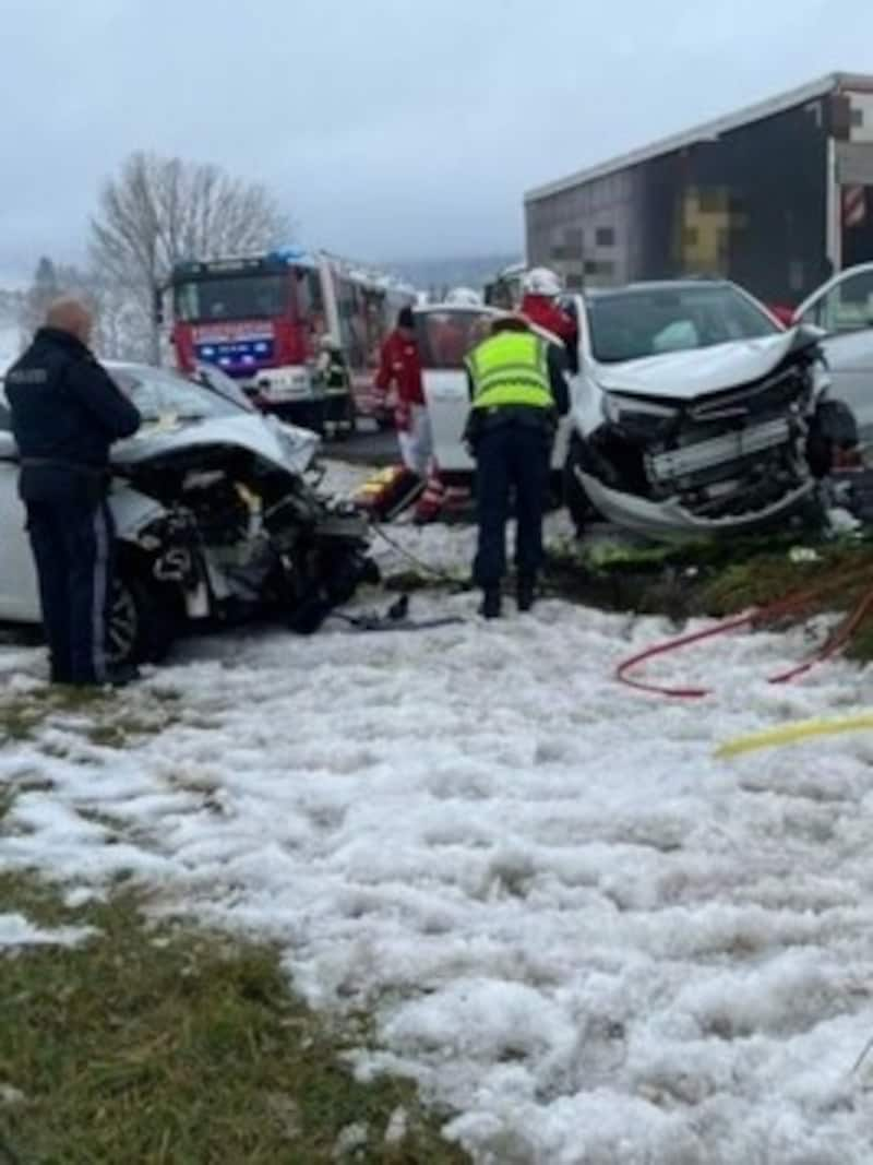 An beiden Autos entstand Totalschaden (Bild: FF Klaffer)