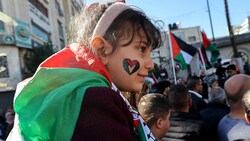 Kundgebung gegen Israel im Westjordanland, wo die Sympathien für die Hamas in den letzten Wochen enorm zugenommen haben (Bild: APA/AFP/Jaafar ASHTIYEH)