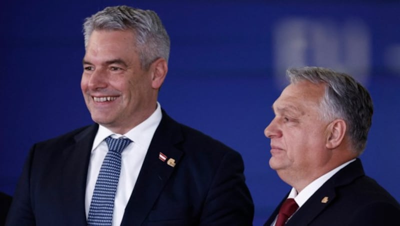 Von links: Österreichs Kanzler Karl Nehammer und Orban (Bild: AFP)