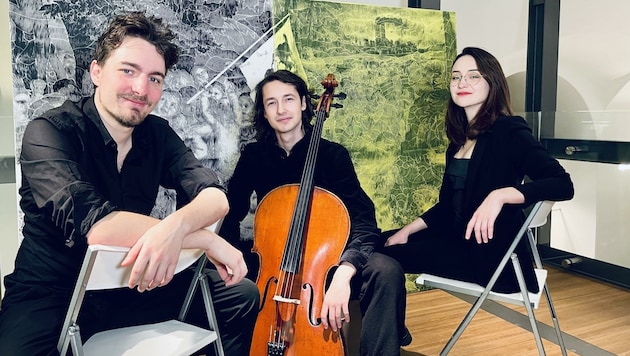 Klangsprachen im Gepäck: Komponist Marius Binder (li) mit Komponistin Tatjana Panyaeva (re) und der Kärntner Cellist Manuel Schager der sich auf Neue Musik spezialisiert hat.  (Bild: Hronek Eveline)