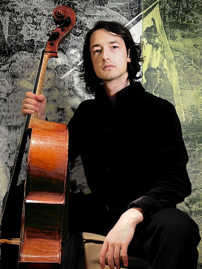 Cellist Manuel Schager hat sein Konzertfach-Studium abgeschlossen. Er arbeitet mit renommierten Ensembles wie Phace und Wiener Collage.  (Bild: Evelyn Hronek)