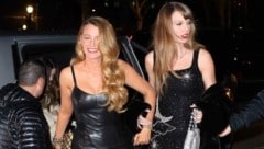 Taylor Swift kommt Arm in Arm mit Freundin Blake Lively zu ihrer Geburtstagsparty in New York.  (Bild: www.PPS.at)