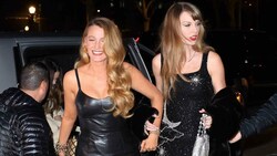 Taylor Swift kommt Arm in Arm mit Freundin Blake Lively zu ihrer Geburtstagsparty in New York.  (Bild: www.PPS.at)