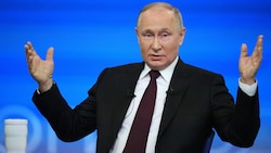 Wladimir Putin inszeniert sich als Problemlöser und ist mit dem Einsatz seiner Soldaten in der Ukraine zufrieden. (Bild: AFP)