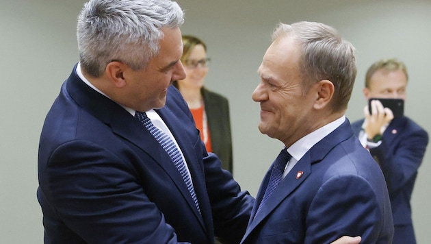 „Sind Sie wohlauf?“, fragten Nutzer in den sozialen Medien den polnischen Regierungschef nach Nehammers freudiger Begrüßung. (Bild: APA/BKA/DRAGAN TATIC)