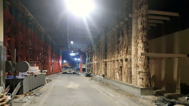 Dutzende Baumstämme stützen den Schmittentunnel.