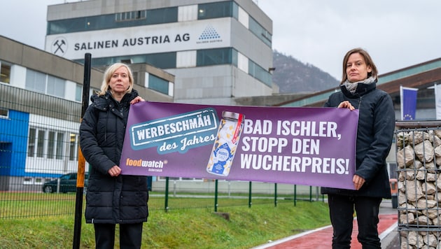 Die Leiterinnen von foodwatch Österreich, Lisa Kernegger und Heidi Porstner, statteten dem Preisträger des „Werbeschmäh des Jahres“ einen Besuch ab. (Bild: foodwatch Österreich)