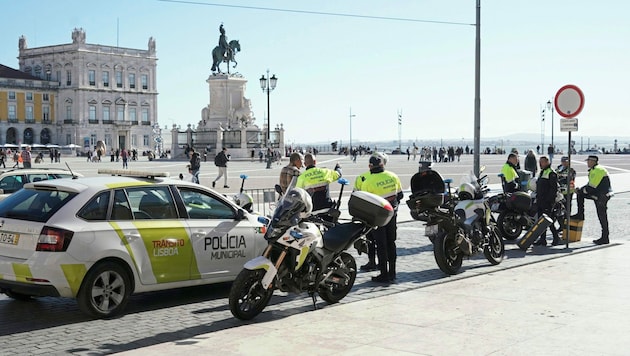 Alles ist ruhig, die Polizei hat bislang einen gemütlichen Nachmittag in Lissabon. (Bild: Sepp Pail)