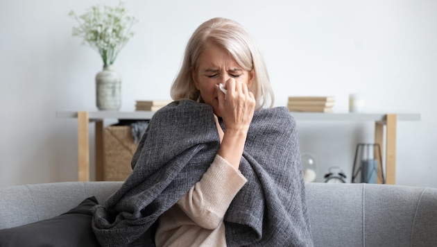 Aus einer harmlosen Erkältung kann bei Senioren oft eine gefährliche Lungenentzündung entstehen. (Bild: fizkes - stock.adobe.com)