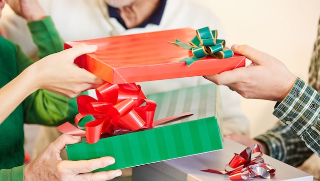 Geschenke gehören zu Weihnachten genauso wie der Christbaum. Seit Jahren ist allerdings das skandinavische Wichteln auf dem Vormarsch. (Bild: © Robert Kneschke)