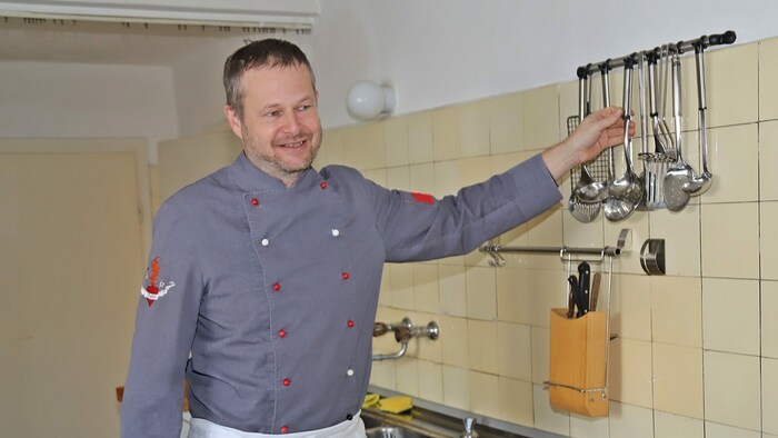 Jochen Neustifter wirft den Herd an.