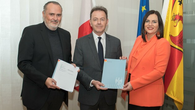 Landeshauptmann Hans Peter Doskozil, Landwirtschaftskammerpräsident Nikolaus Berlakovich und Landeshauptmann-Stellvertreterin Astrid Eisenkopf unterzeichneten den Kooperationsvertrag. (Bild: LMS)