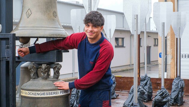 Tarek Ammouri, junger ÖBB-Maschinenbautechniker, am „Glögglwaggon“ (Bild: Einöder Horst)