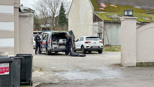Schwer bewaffnete Polizisten hatten in St. Pölten nach einem Trio gesucht, das einen Mensch bedroht haben soll. (Bild: DOKU-NÖ)