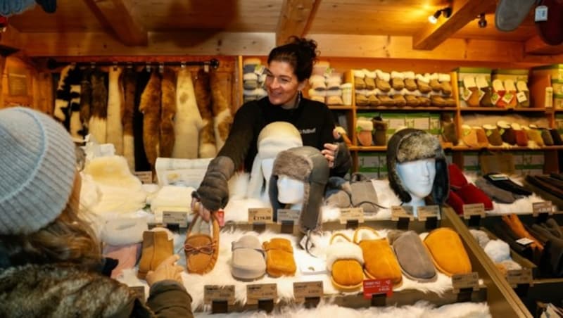 Lammfell-Schuhe, Handschuhe und Schuheinlagen waren beim ersten Wintereinbruch sehr gefragt - vor allem von denen, die falsch gekleidet auf den Christkindlmarkt gingen (Bild: Tschepp Markus)