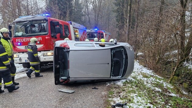 Die Feuerwehren mussten den Lenker aus dem Fahrzeug befreien.