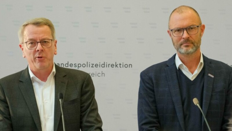 LKA-Chef Gottfried Mitterlehner und Landespolizeichef Andreas Pils freuen sich über den Erfolg (Bild: Horst Einöder/Flashpictures)