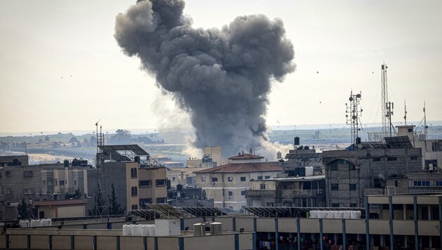 De la fumée s'élève au-dessus de la ville de Rafah dans la bande de Gaza après une attaque israélienne. (Bild: AFP)
