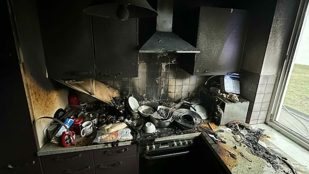 In der Küche der Brandwohnung entstand großer Sachschaden (Bild: FF Laakirchen)
