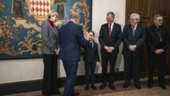 Der Regent von Monaco bedankte sich bei dem 10-jährigen Michael Putz aus Steyr mit einem High Five fürs Friedenslicht. Für den Schüler war das „der wahrscheinlich coolste Moment im Palast“. (Bild: Land Oberösterreich/Max Mayrhofer)