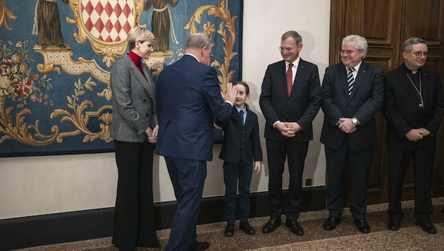 Der Regent von Monaco bedankte sich bei dem 10-jährigen Michael Putz aus Steyr mit einem High Five fürs Friedenslicht. Für den Schüler war das „der wahrscheinlich coolste Moment im Palast“. (Bild: Land Oberösterreich/Max Mayrhofer)