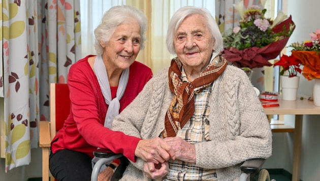 Friederike Stranzinger mit ihrer ältesten Tochter Helga, bei der sie bis zur Übersiedelung ins Seniorenheim lebte. (Bild: Dostal Harald)