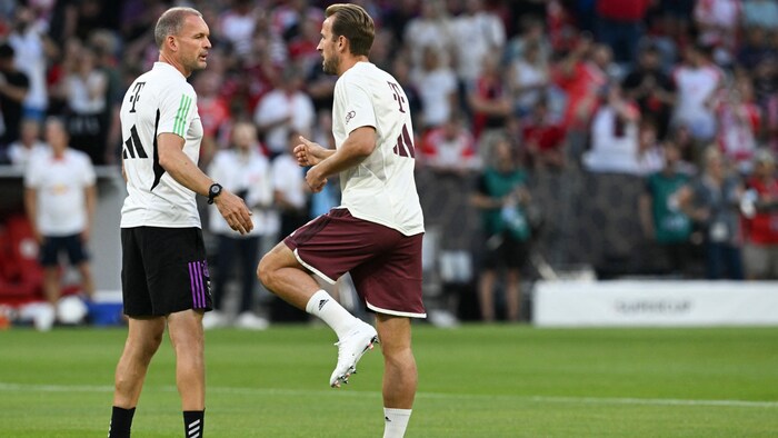 Anthony Barry (l.) mit Bayern-Stürmer Harry Kane