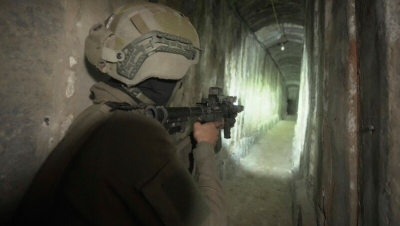 Israels Armee durchsucht das weitläufige Tunnelnetz der Hamas. (Bild: The Associated Press)