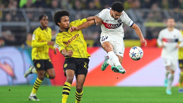 Zaire-Emery (r.) im Zweikampf mit Dortmunds Karim Adeyemi