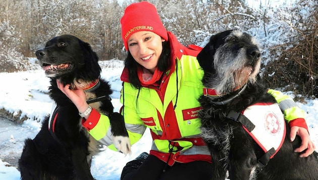 Nicht nur als Sanitäterin, auch als Mitglied der Rettungshunde- staffel setzt sich Bernadette Sprachowitz (39) für andere ein. (Bild: Uta Rojsek-Wiedergut)
