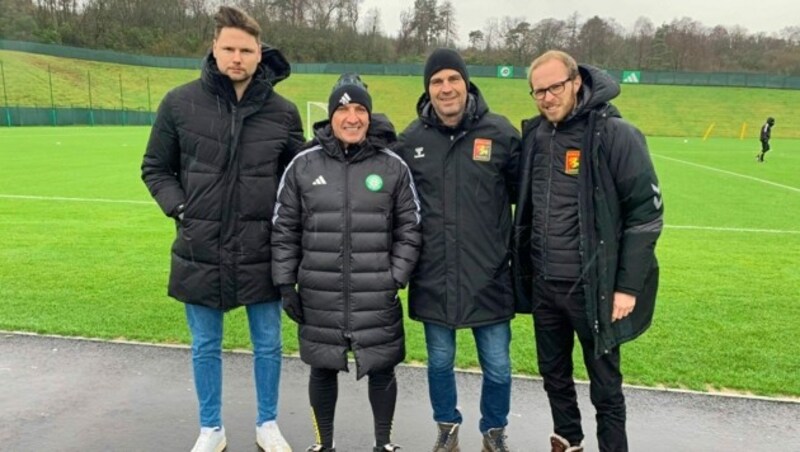 Ein gemeinsames Foto mit Chefcoach Brendan Rodgers (Bild: Z.V.g.)